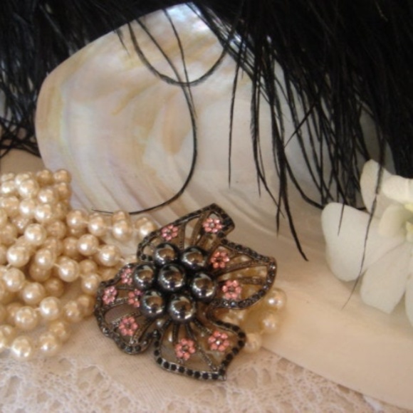 Vintage Flower Brooch Gray Pearls Pink‎ Crystals - Picture 1 of 4